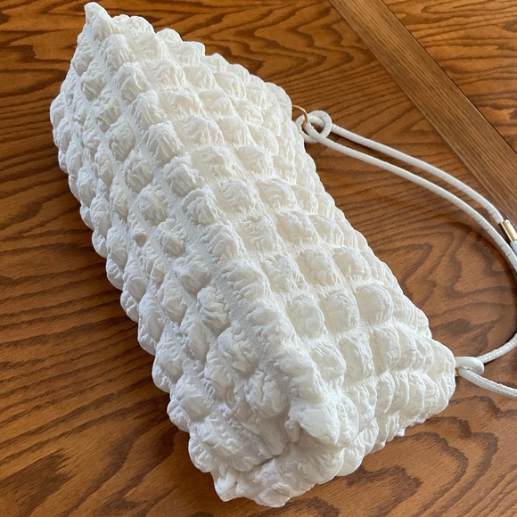 Ring Linked Cream Bubbled Shoulder Bag - Picture 6 of 10